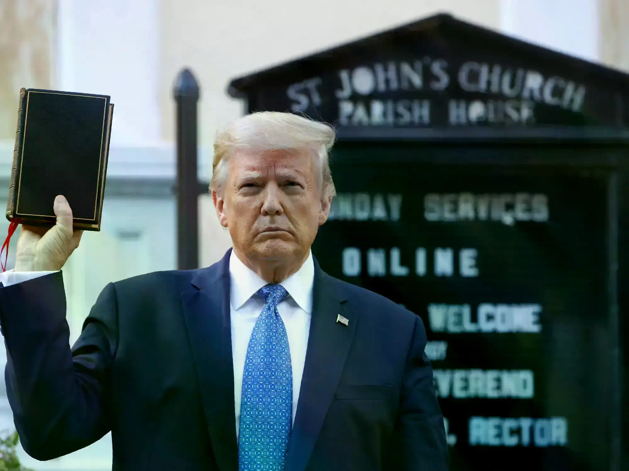 Donald Trump con una Biblia durante una visita a la iglesia de St. John frente a la Casa Blanca en 2020.