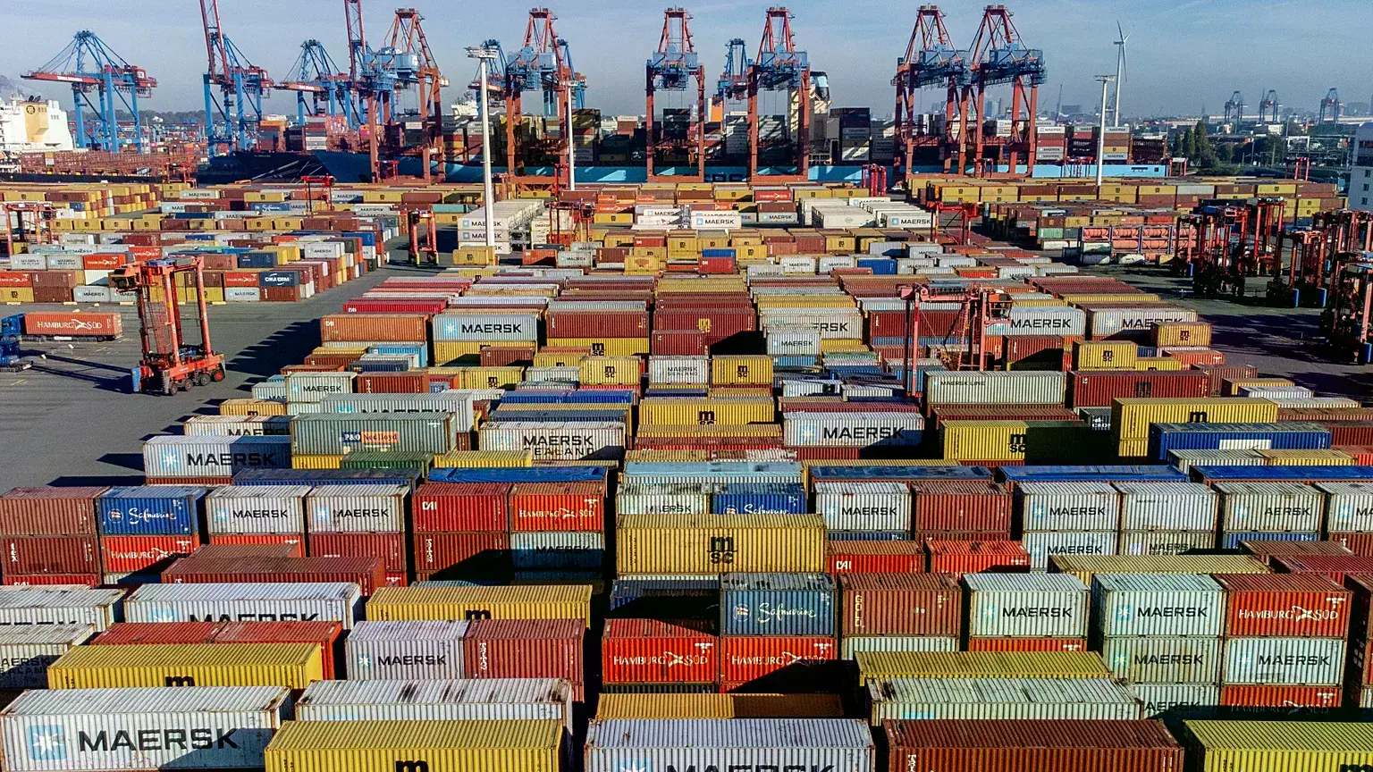 Contenedores apilados en el puerto de Hamburgo, Alemania.