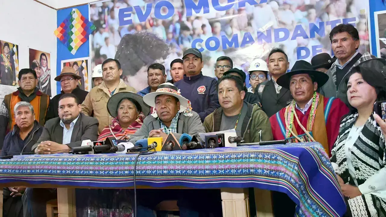 Evistas en una conferencia de prensa.