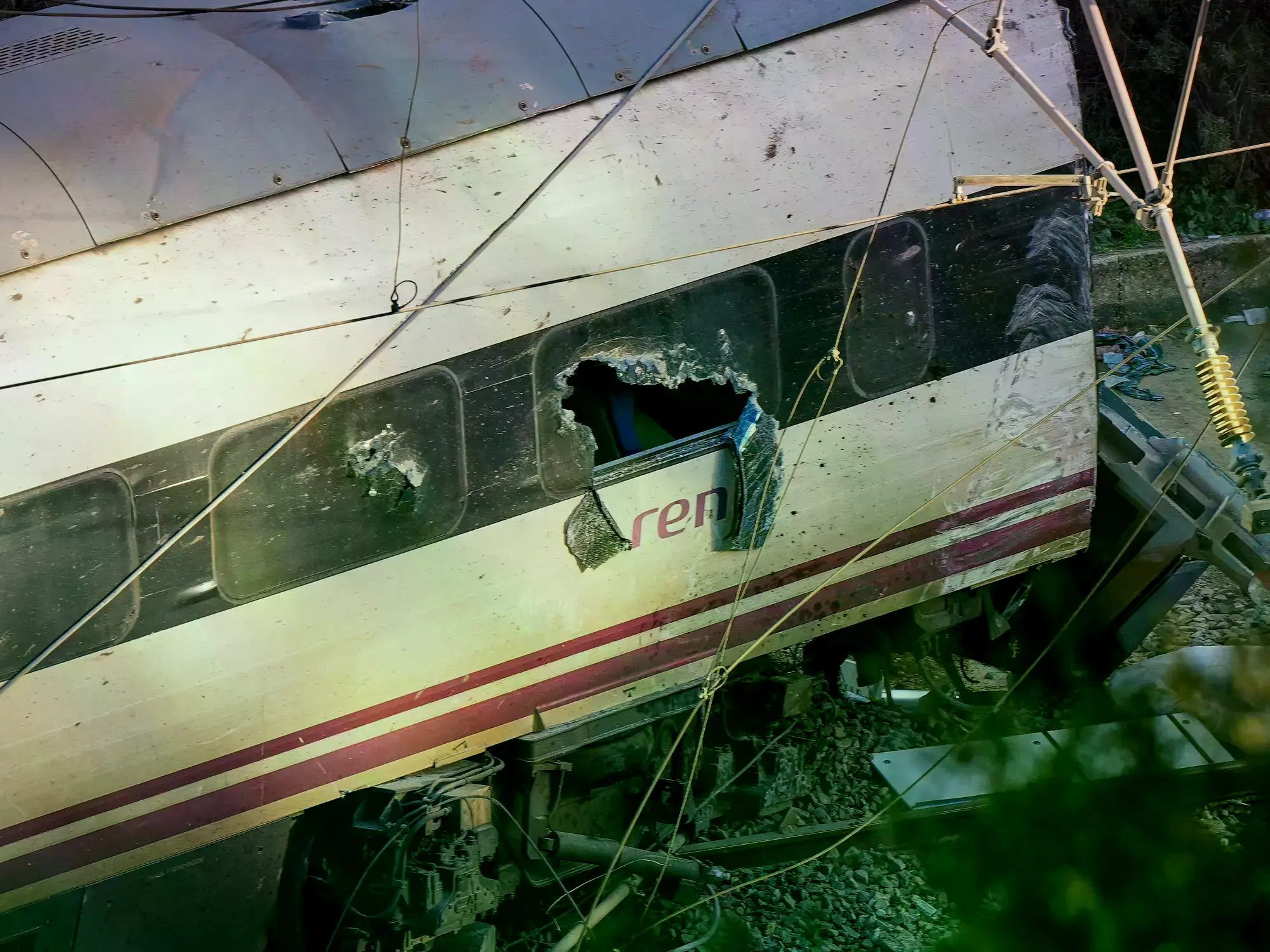 La ventana rota de uno de los trenes que chocaron en España