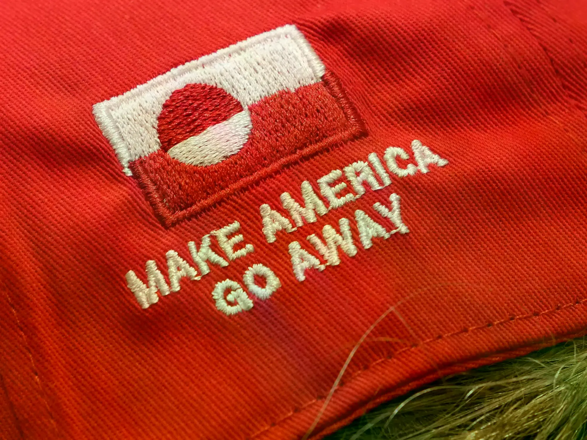 Una gorra con el lema 'Make America Go Away' en una protesta en Dinamarca.