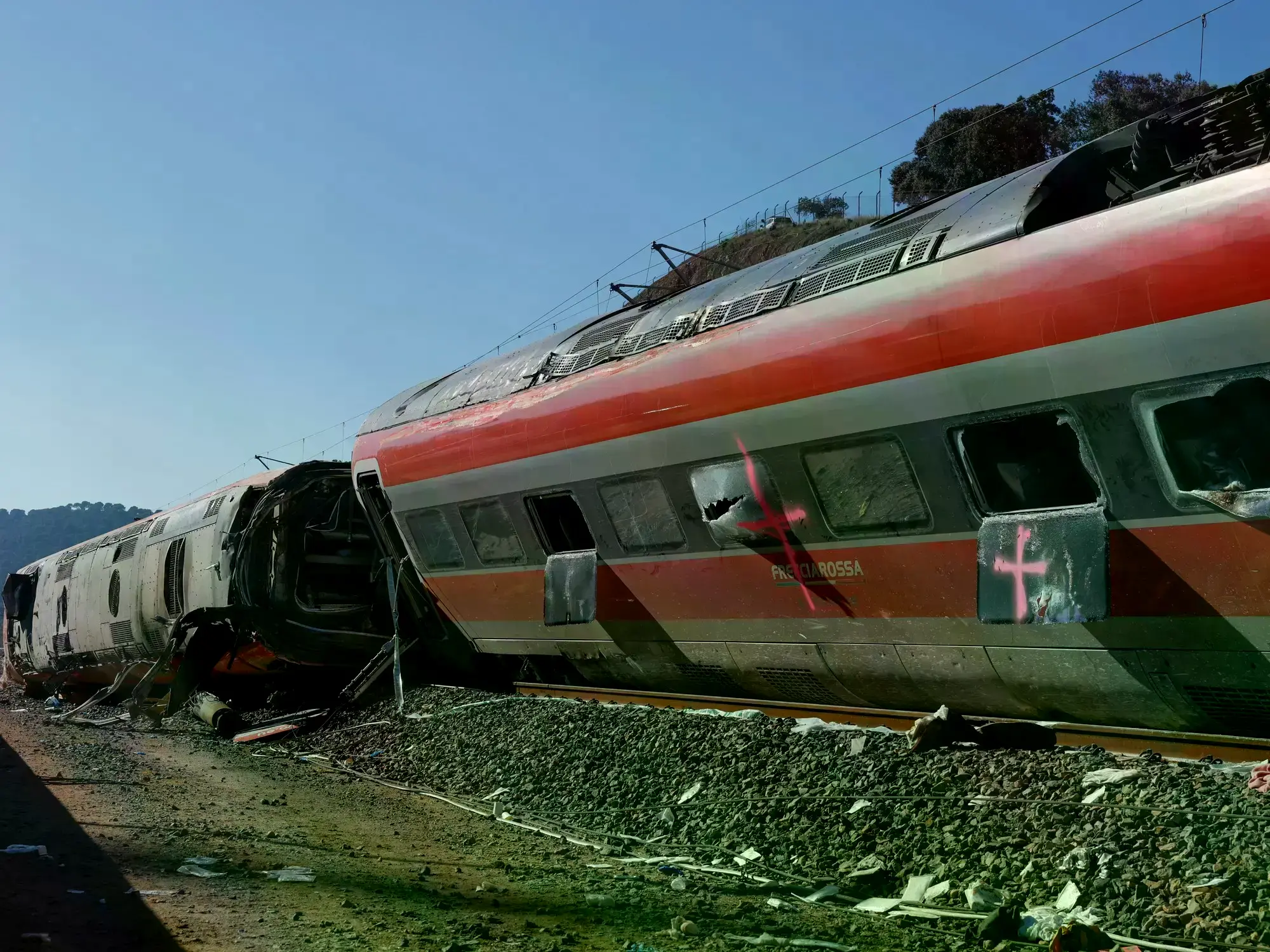 Varias grúas trabajan sobre los restos del tren de Iryo accidentado.