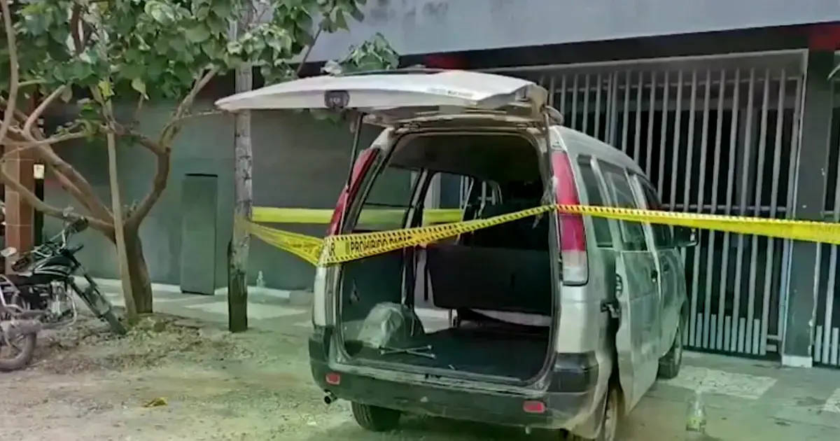 La víctima fue encontrada en este vehículo.