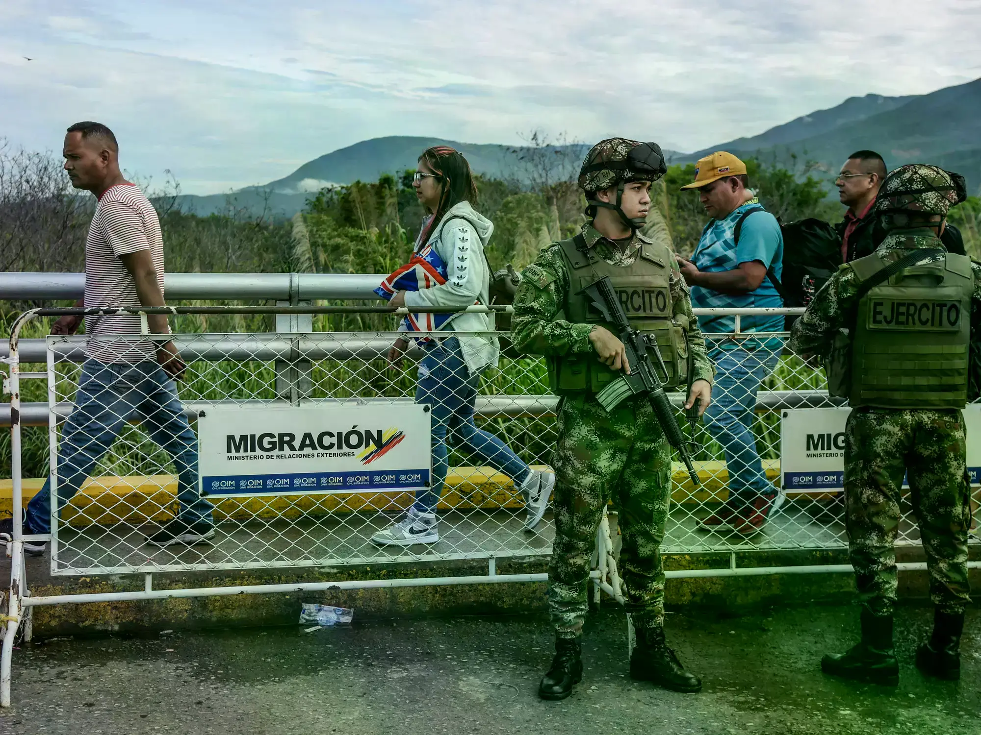Soldados colombianos montan guardia en el Puente Internacional Simón Bolívar, que une Cúcuta con el estado venezolano de Tách