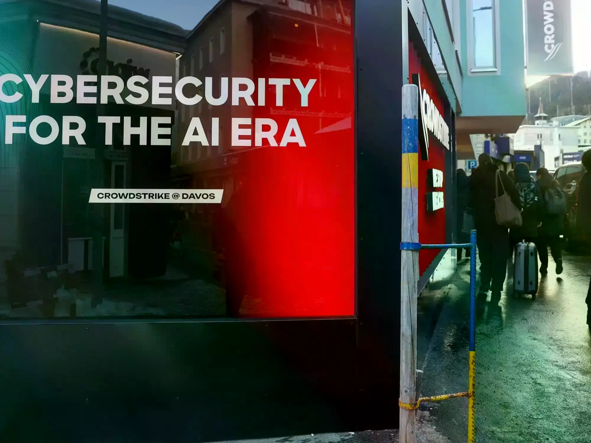 Un cartel reza 'Ciberseguridad para la era de la IA' en el Foro Económico Mundial de Davos.