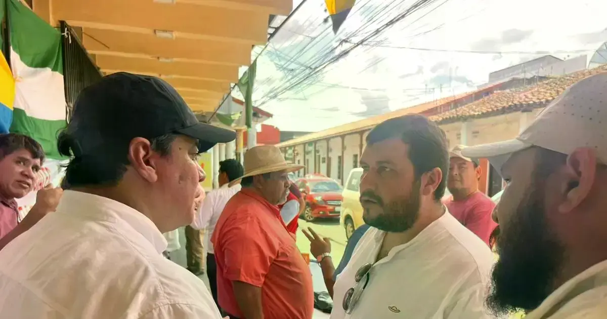 Manifestantes durante la vigilia en las oficinas del Instituto Nacional de Reforma Agraria (INRA).