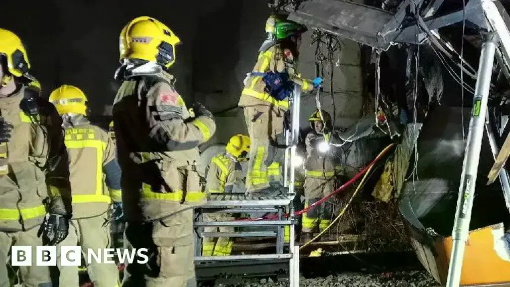 Bomberos inspeccionan los restos del tren descarrilado en Cataluña.