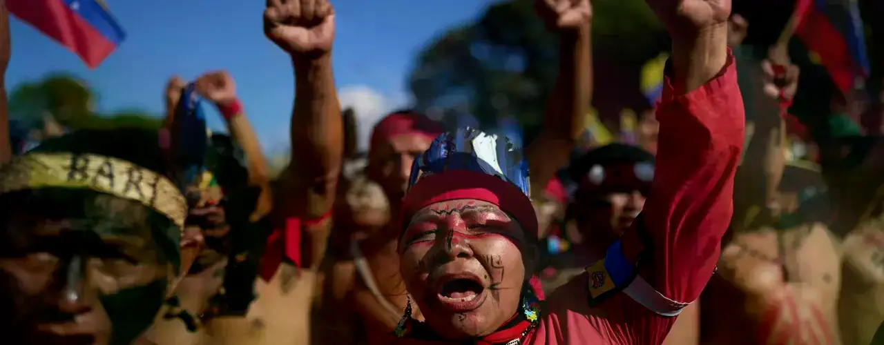 Humo se eleva desde las antorchas de la refinería de Amuay en Los Taques, Venezuela.