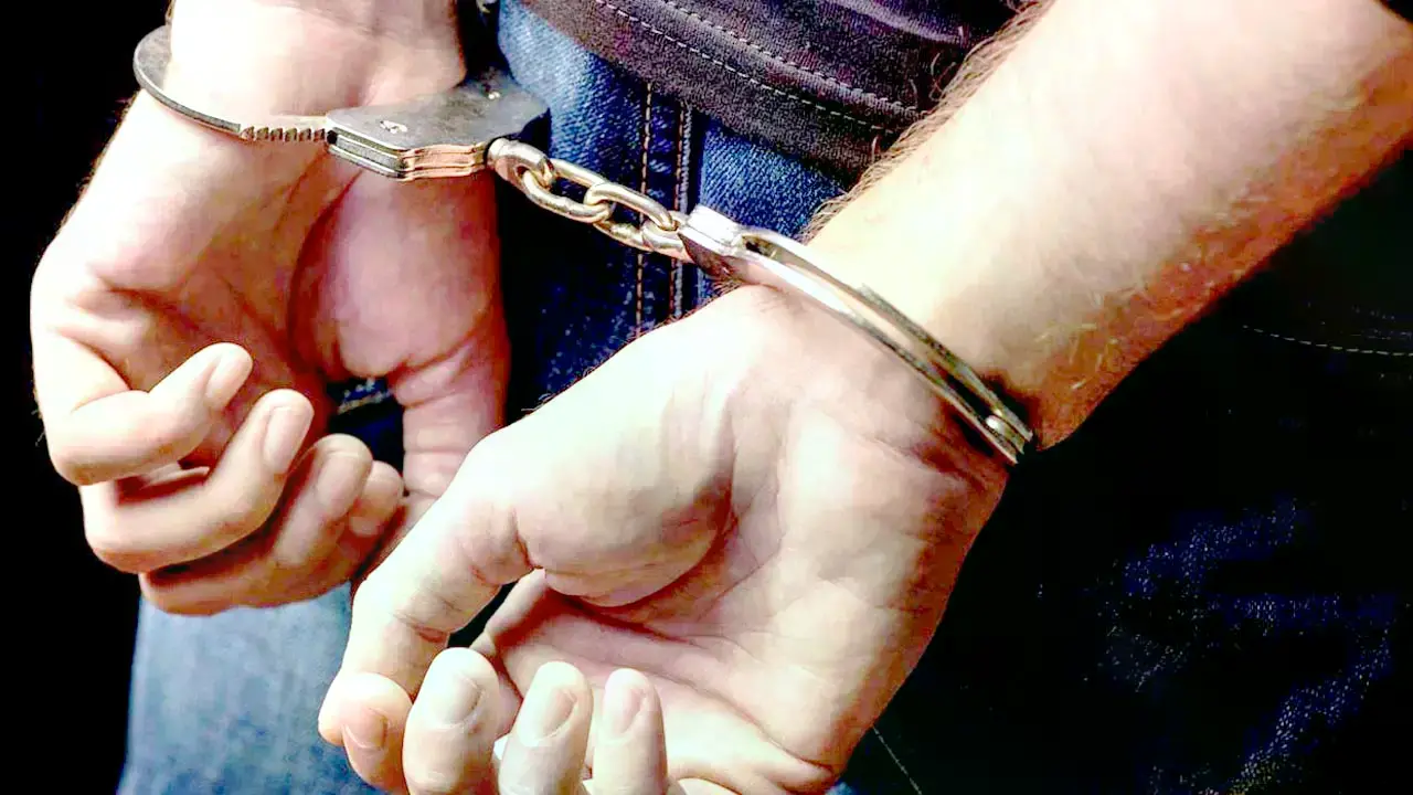 Fotografía ilustrativa de un menor esposado.