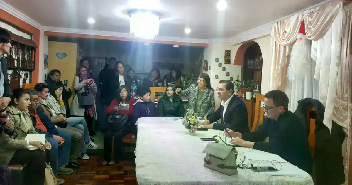 Candidatos a la Alcaldía de La Paz participan en un foro ciudadano.
