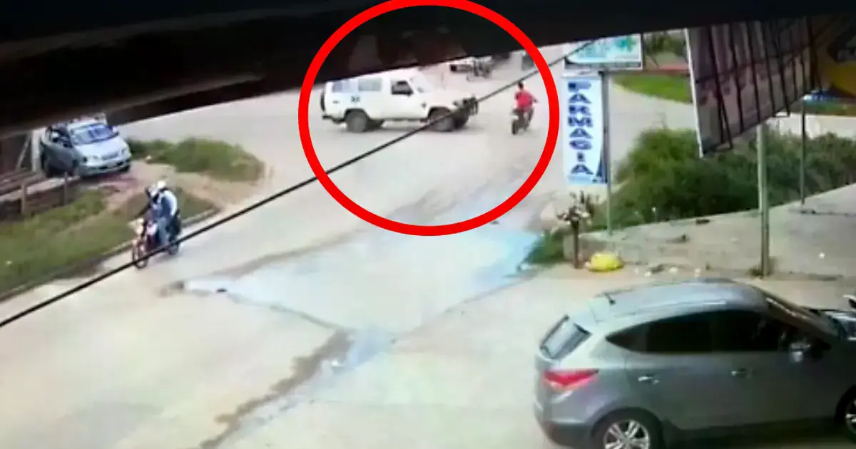 Ambulancia impacta contra una motocicleta en Montero