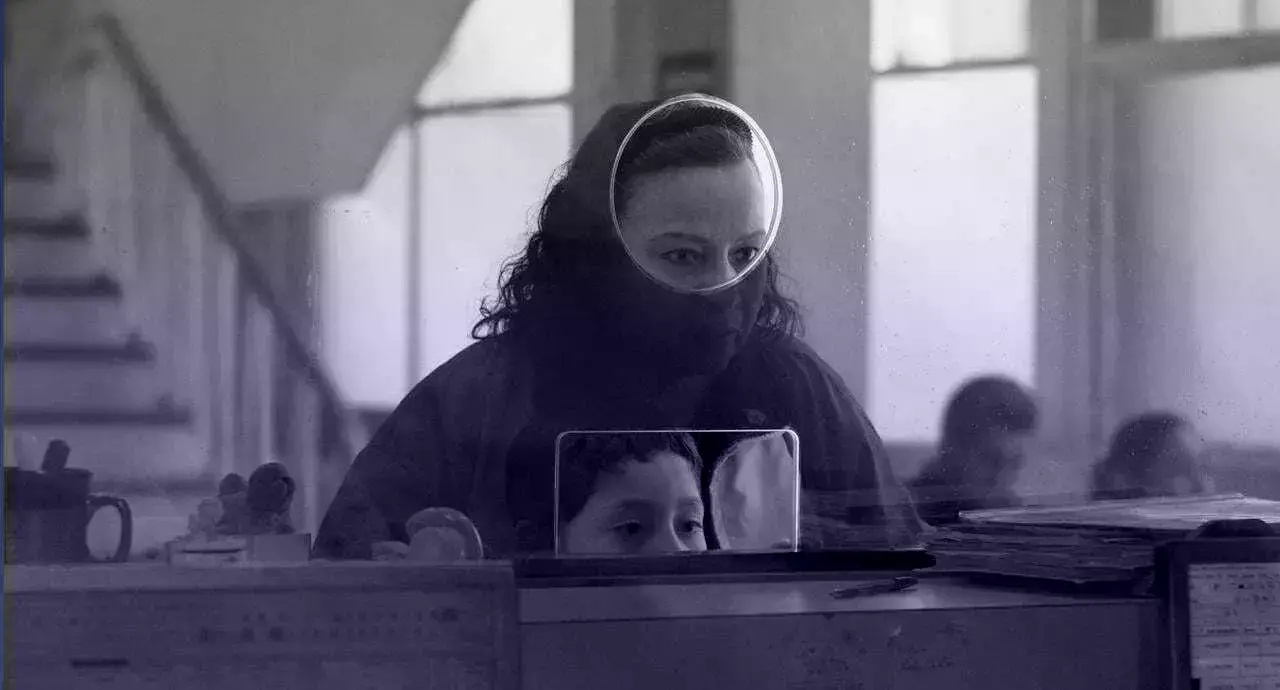 Teresita Sanchez y Bastian Escobar en una escena de la película "Moscas", de Fernando Eimbcke.