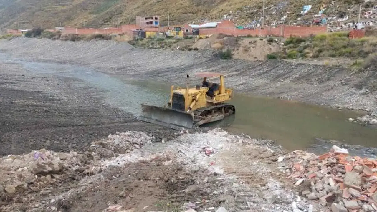 Maquinaria pesada de la Alcaldía trabaja en la limpieza de los ríos.