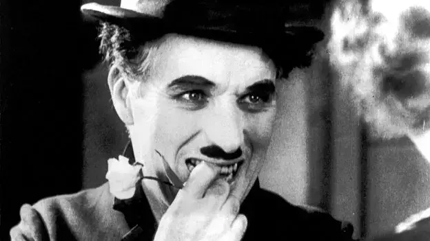 Fotograma de la escena final de 'Luces de la ciudad' con Charlie Chaplin y Virginia Cherrill.