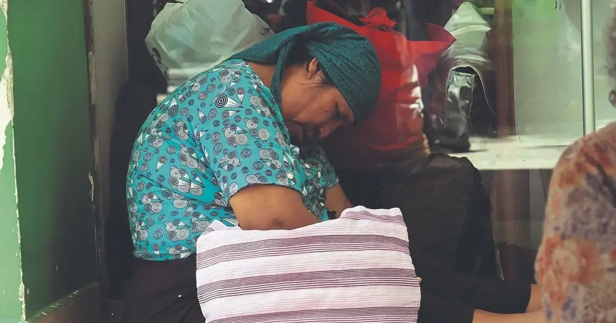 Pacientes esperan atención en las puertas de un hospital público.