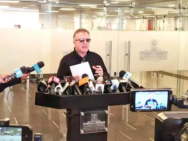 El diputado Carlos Alarcón, este martes ante la prensa.