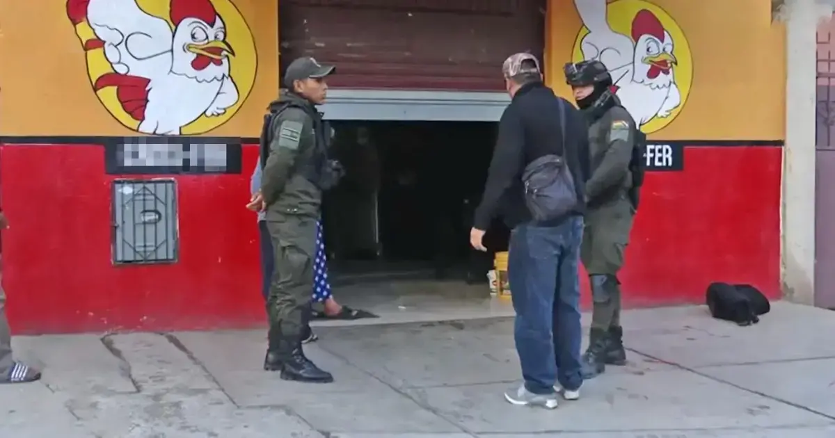 Personal policial llegó al negocio para iniciar con las investigaciones.