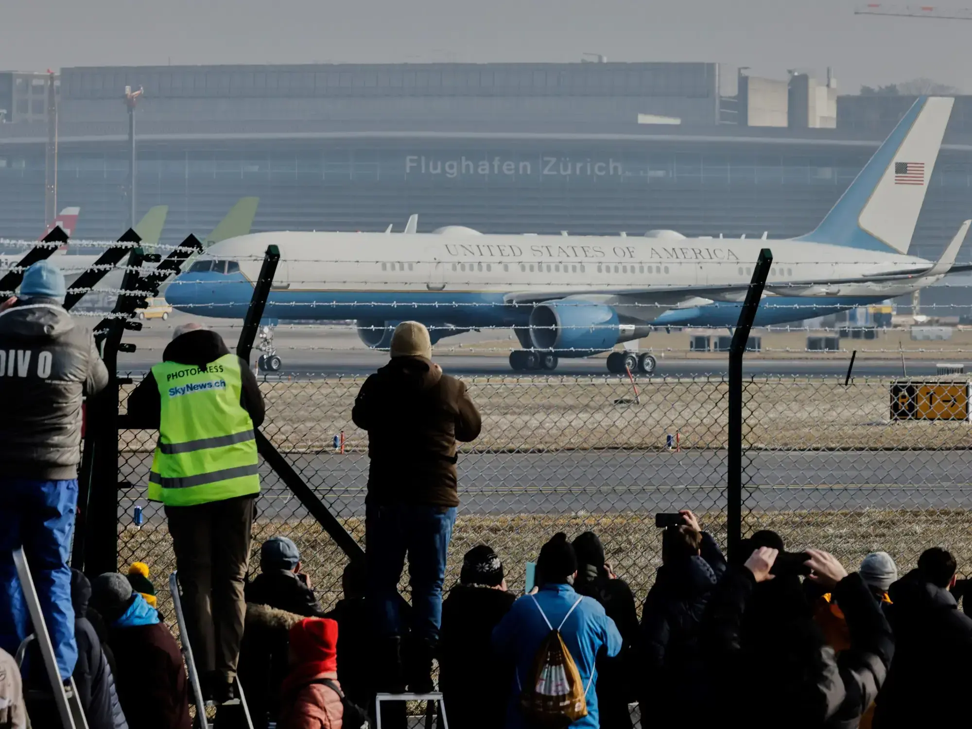 El Air Force One aterriza en Zúrich.