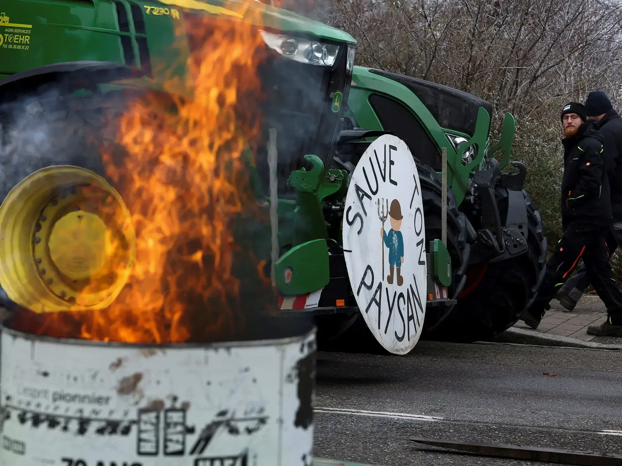 Agricultores protestan frente al Parlamento Europeo en Estrasburgo.