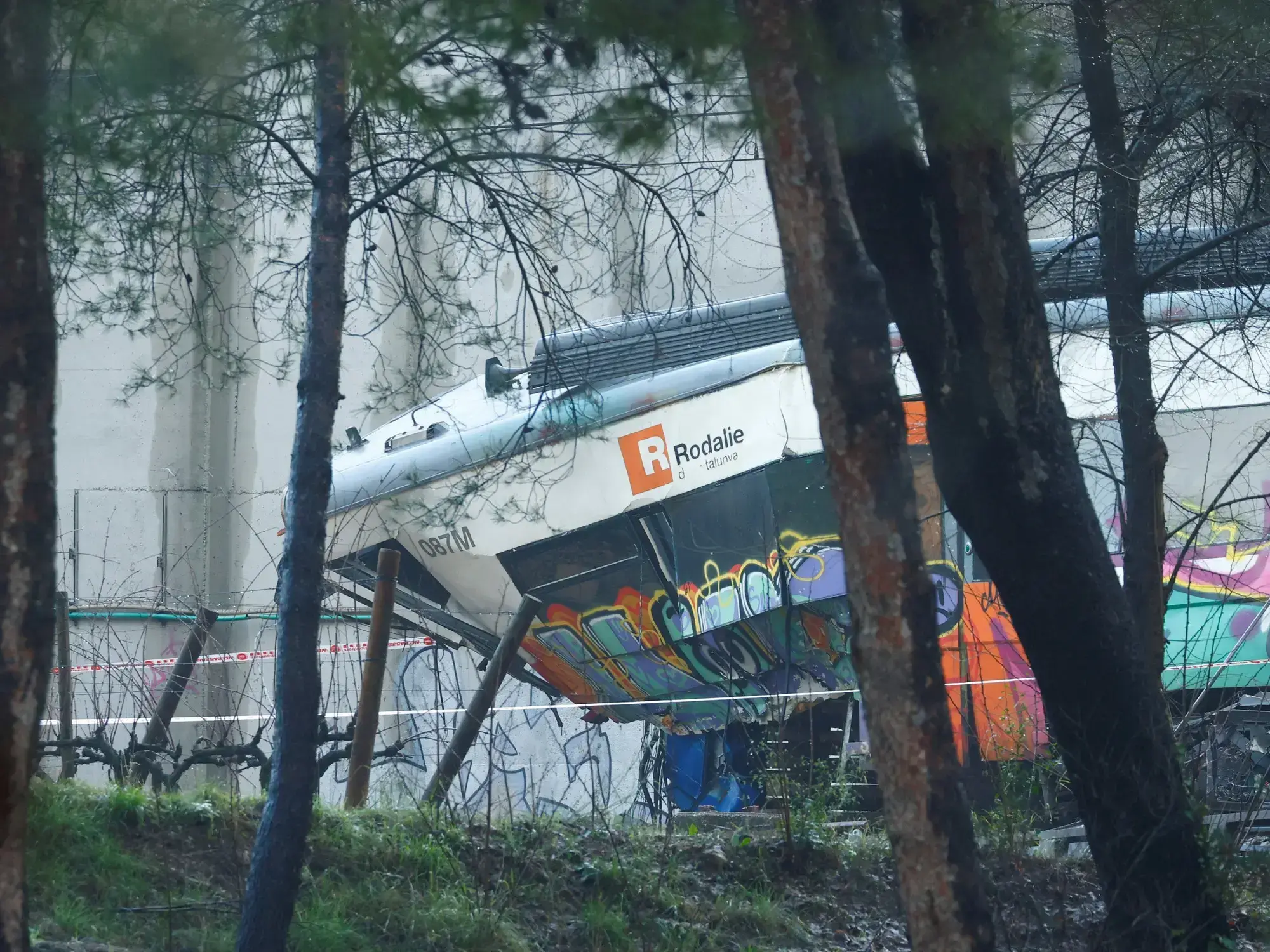 Vista del estado del tren de Rodalies descarrilado en Barcelona