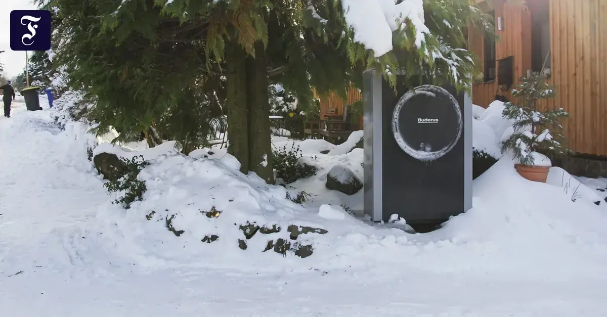 Bomba de calor en construcción monobloque sobre la nieve.