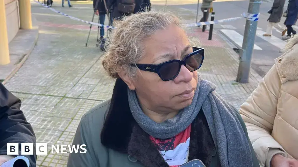 Los equipos de rescate trabajan entre los restos de los trenes colisionados cerca de Adamuz.