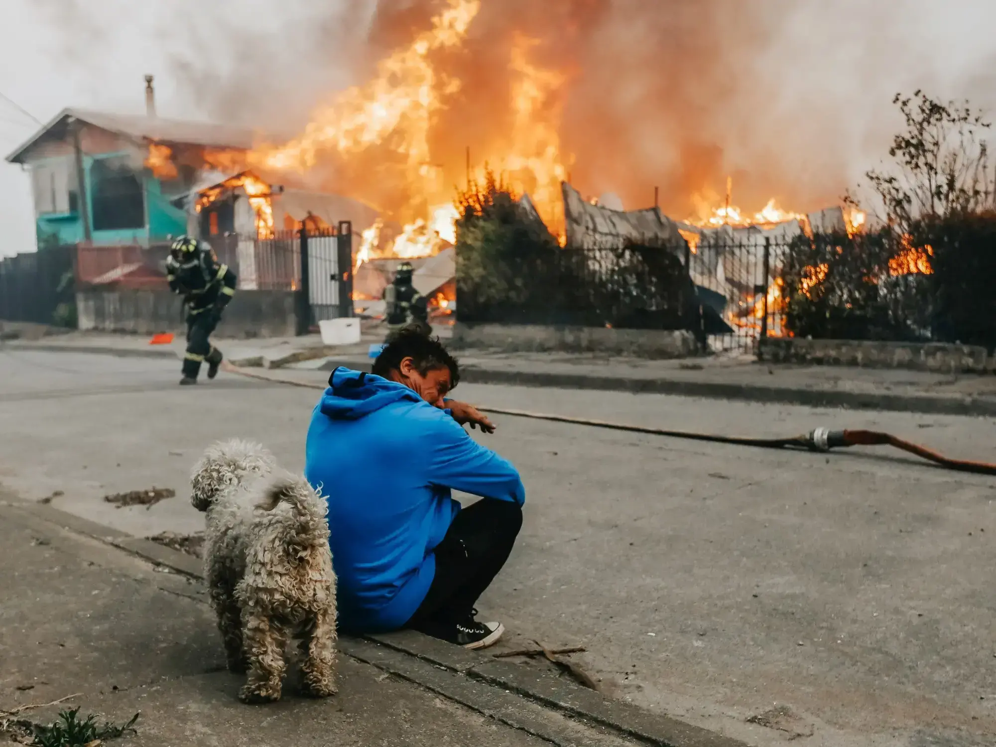 Un hombre observa casas afectadas por incendios forestales en Chile.