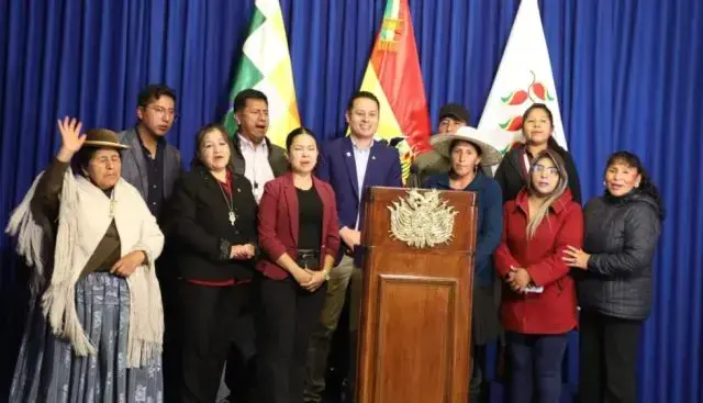 El vicepresidente Edmand Lara en medio de legisladores afines.