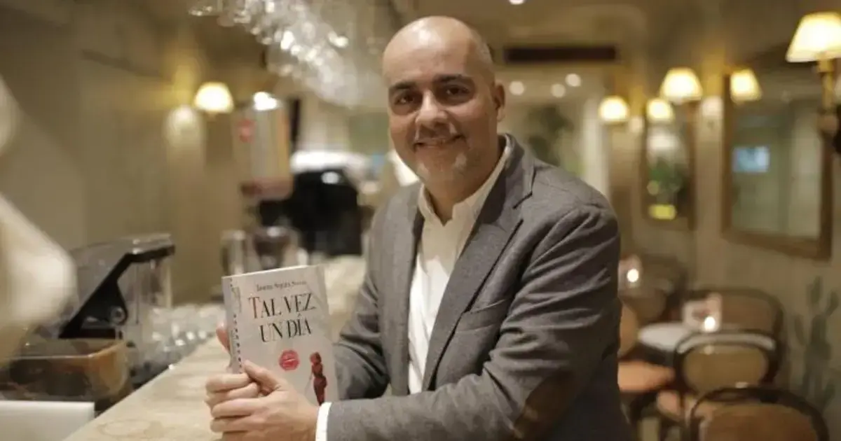 Jaume Segura junto a su novela.