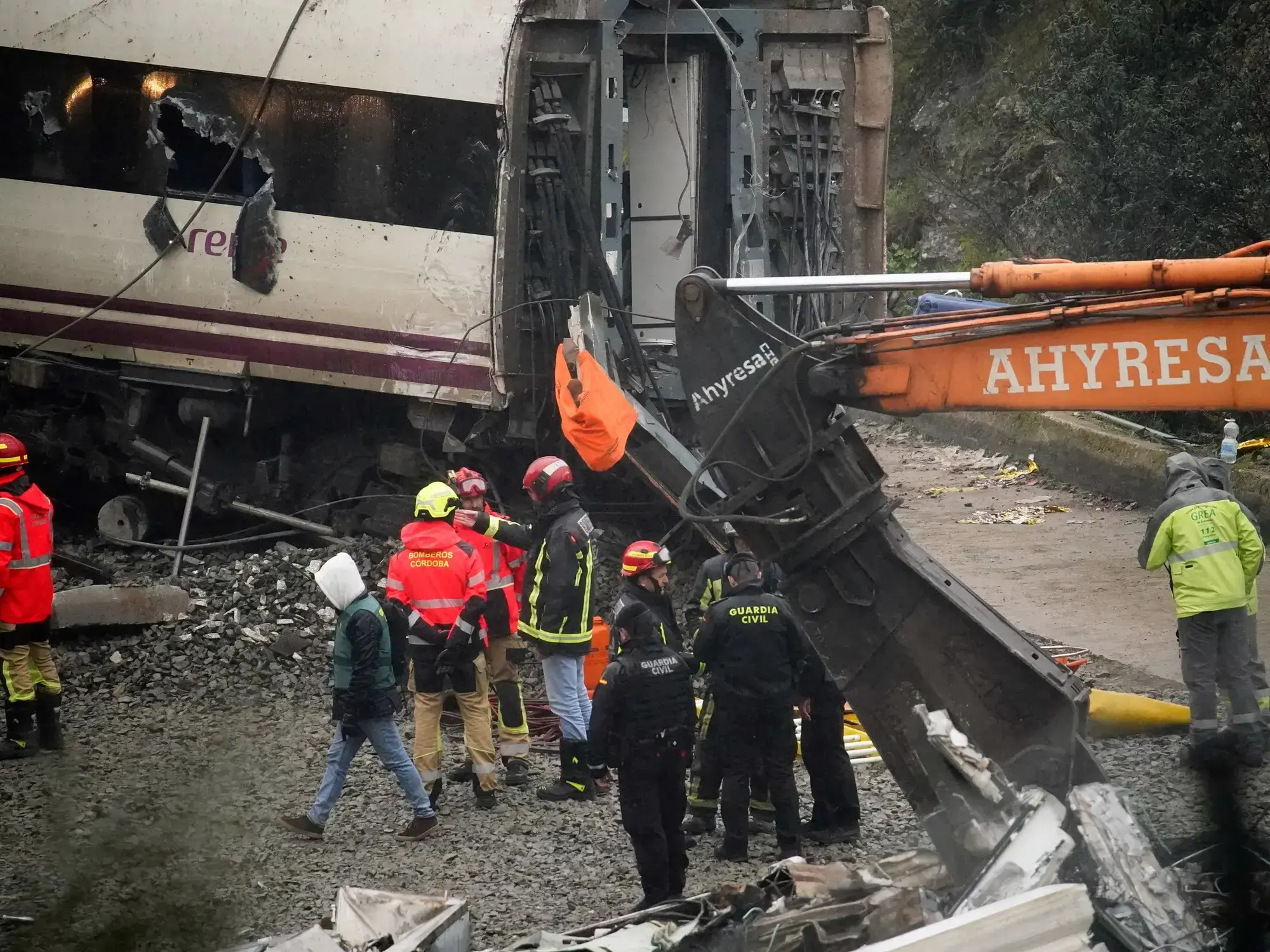 Personal de emergencia trabaja en el lugar del accidente de trenes en Adamuz, España.