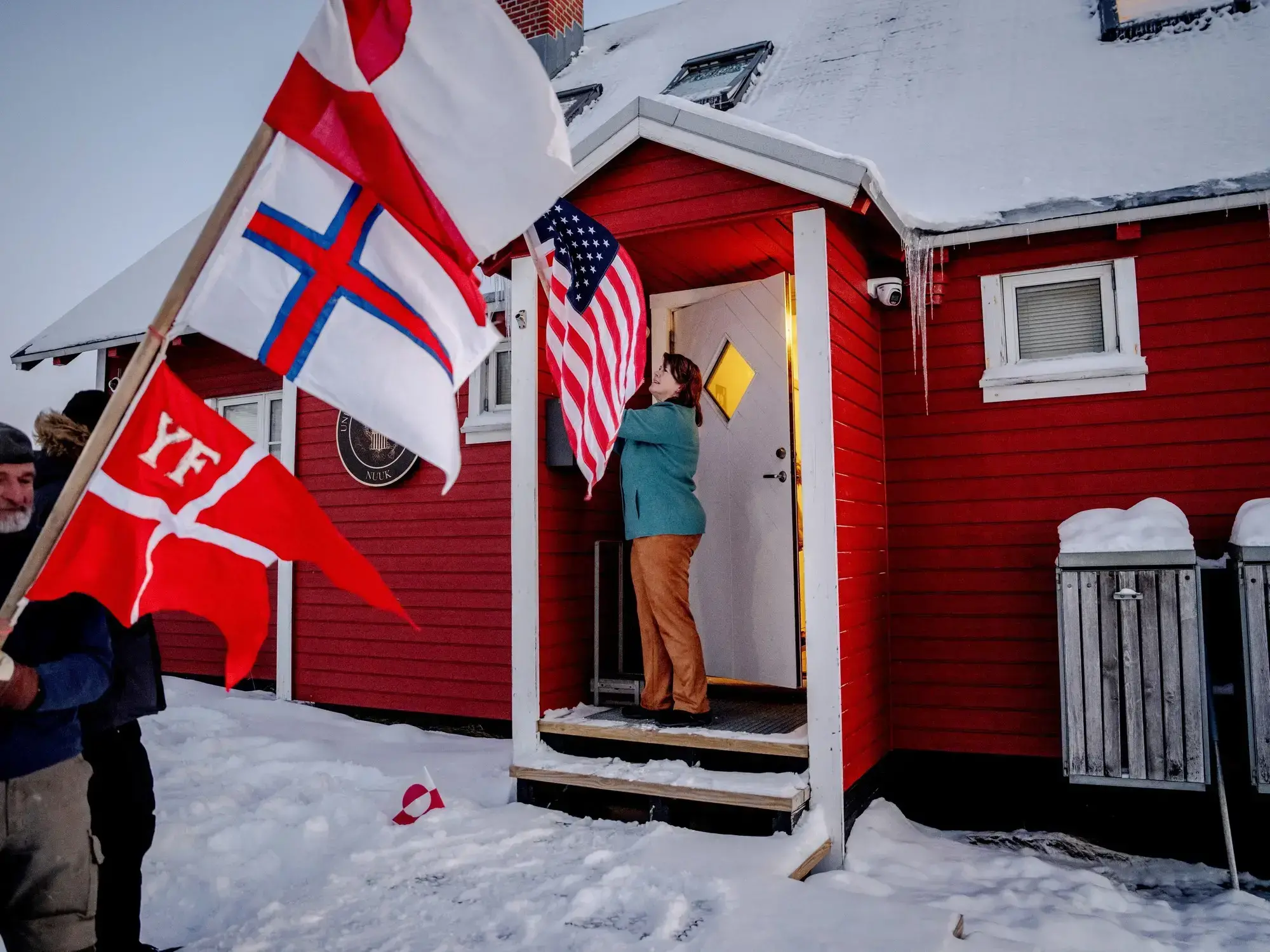 Miembros del gobierno groenlandés anuncian el refuerzo de medidas de emergencia en Nuuk.
