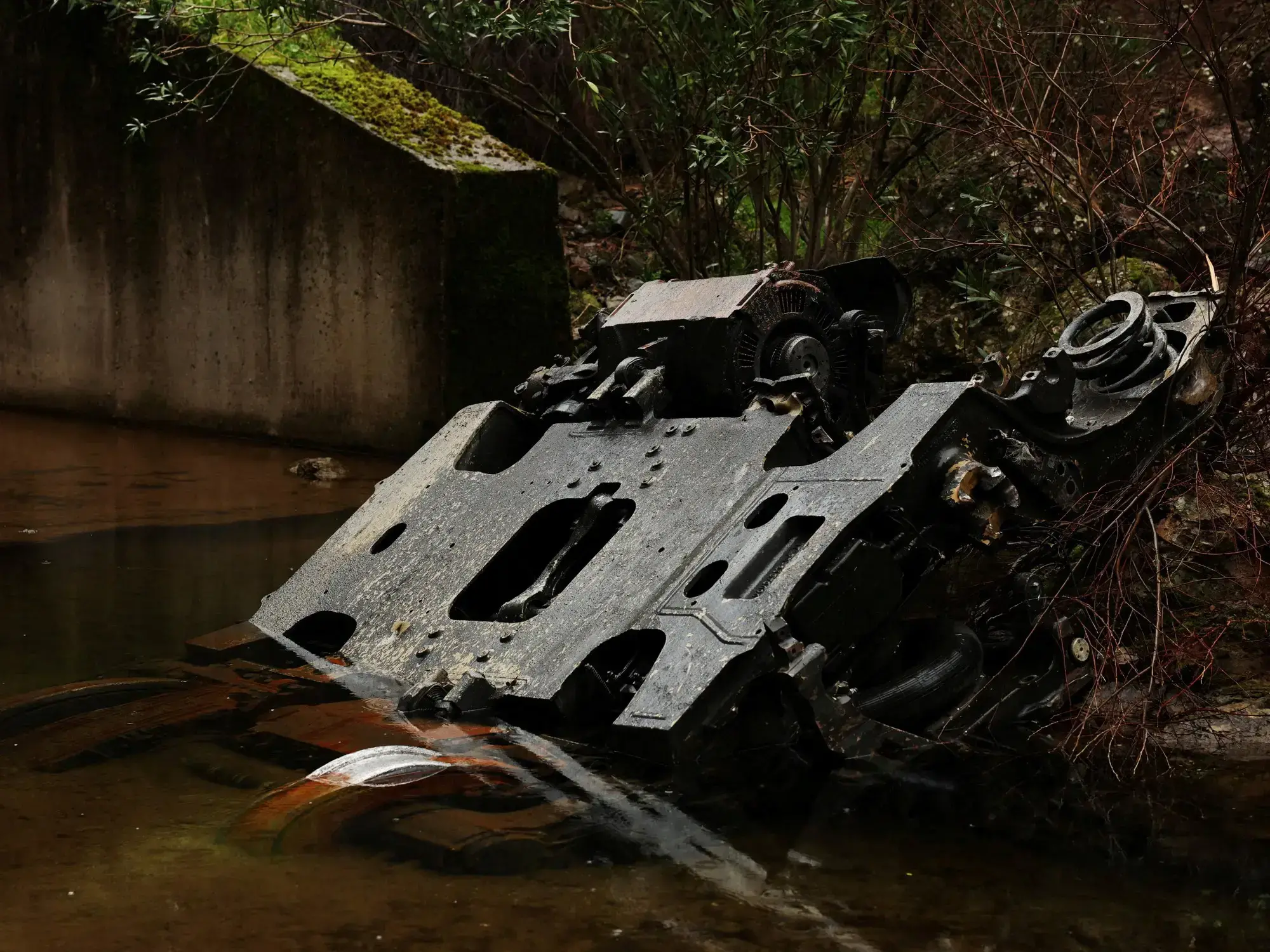 Uno de los bogies del Iryo yace en el agua cerca del lugar del descarrilamiento en Adamuz, Córdoba.