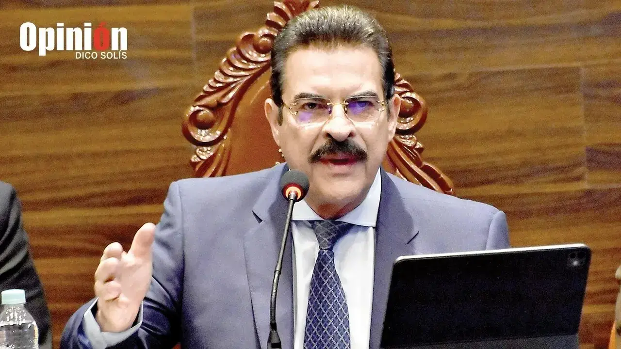 El alcalde de Cochabamba, Manfred Reyes Villa, en conferencia.