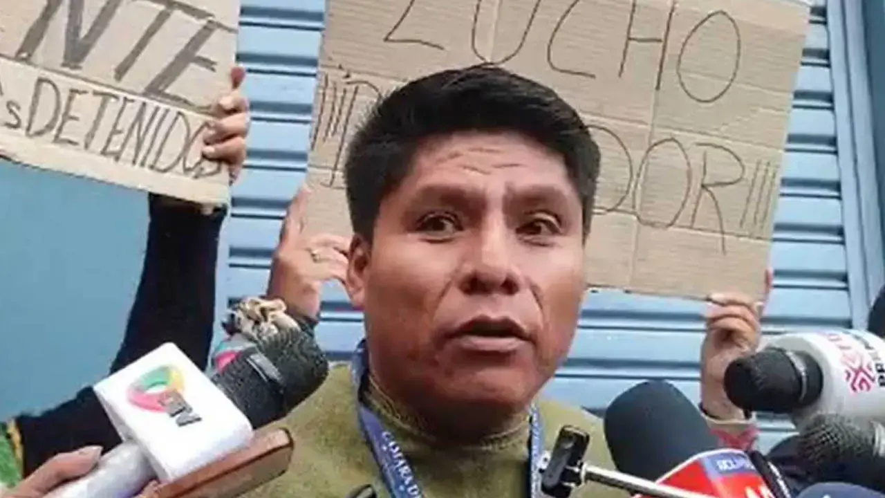 Declaraciones del senador Loza ante los medios.