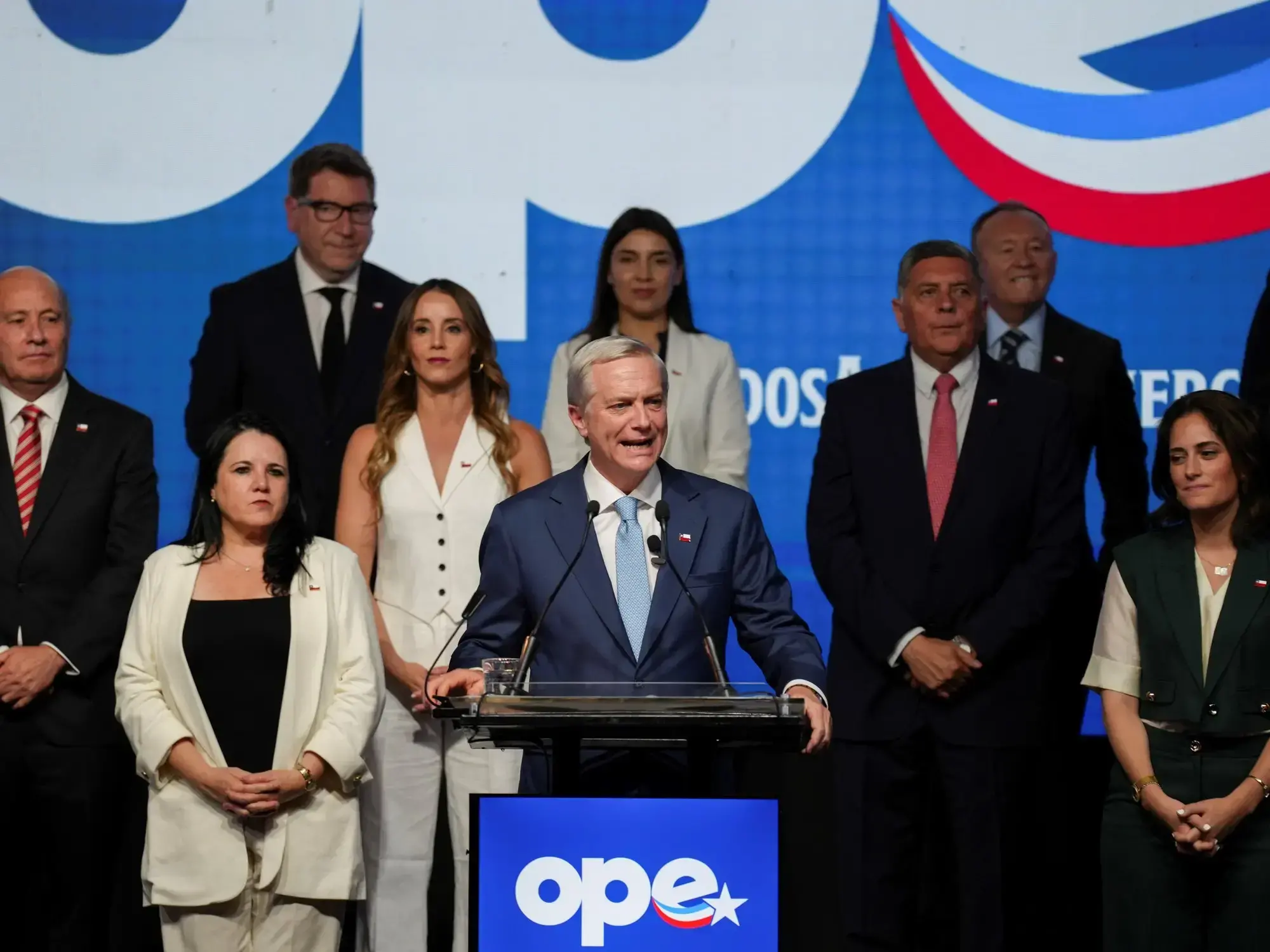 El presidente electo de Chile, José Antonio Kast, saluda al futuro ministro de Defensa, Fernando Barros.