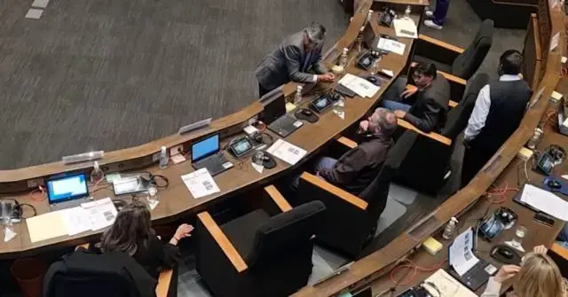 Momento en que tres senadores reclaman al legislador Nilton Condori.