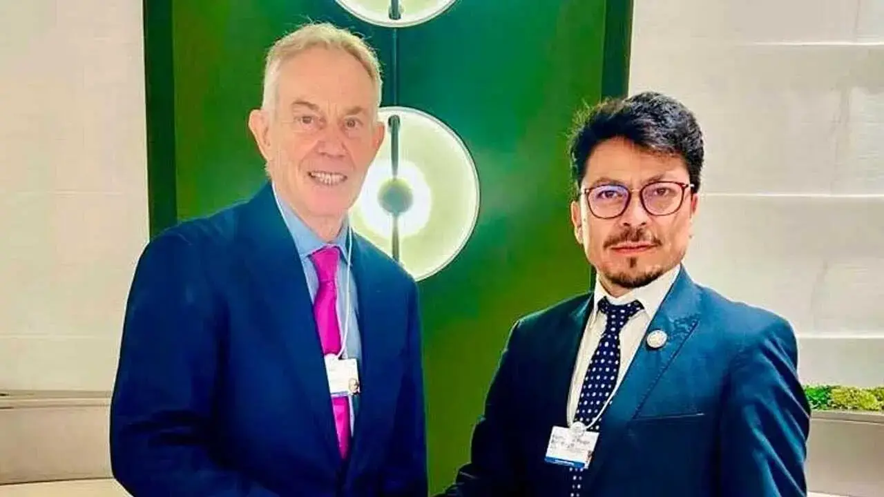 El ex primer ministro Tony Blair junto al canciller Fernando Aramayo en Davos.