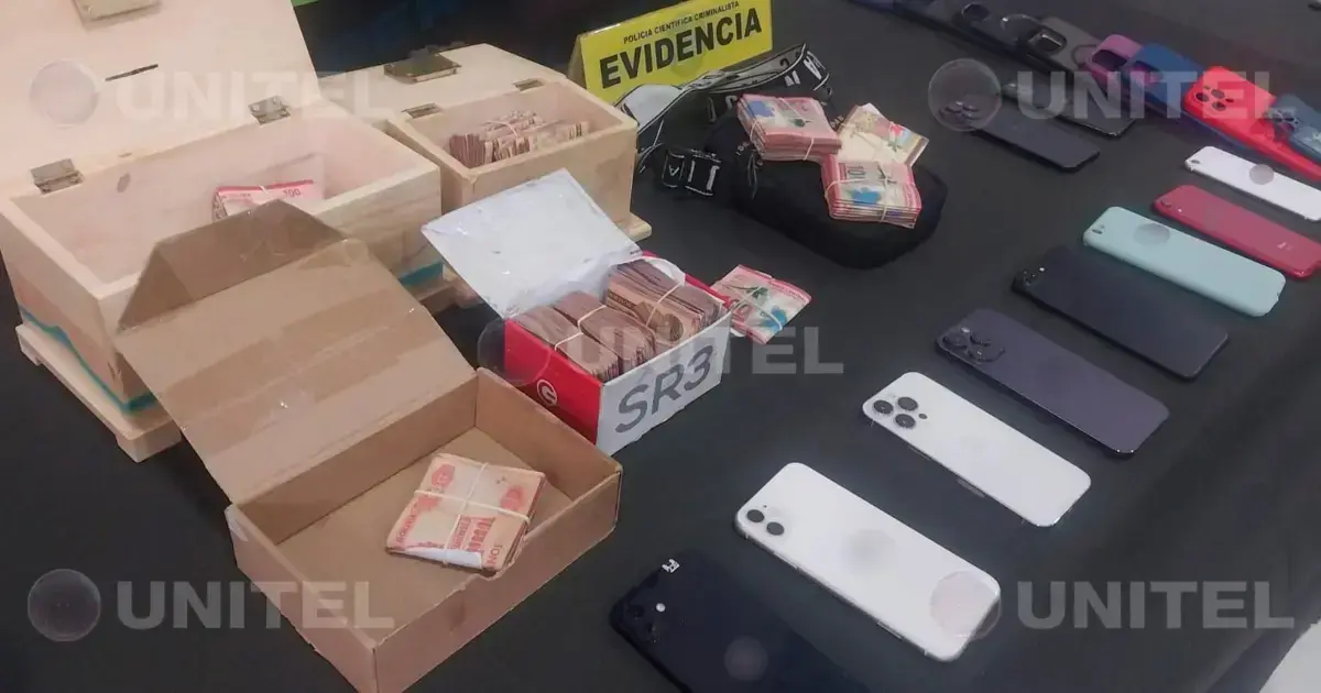 El dinero y los celulares secuestrados por la Policía.