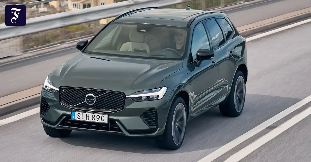El Volvo XC60, el modelo más vendido de la marca, conduce en una carretera.