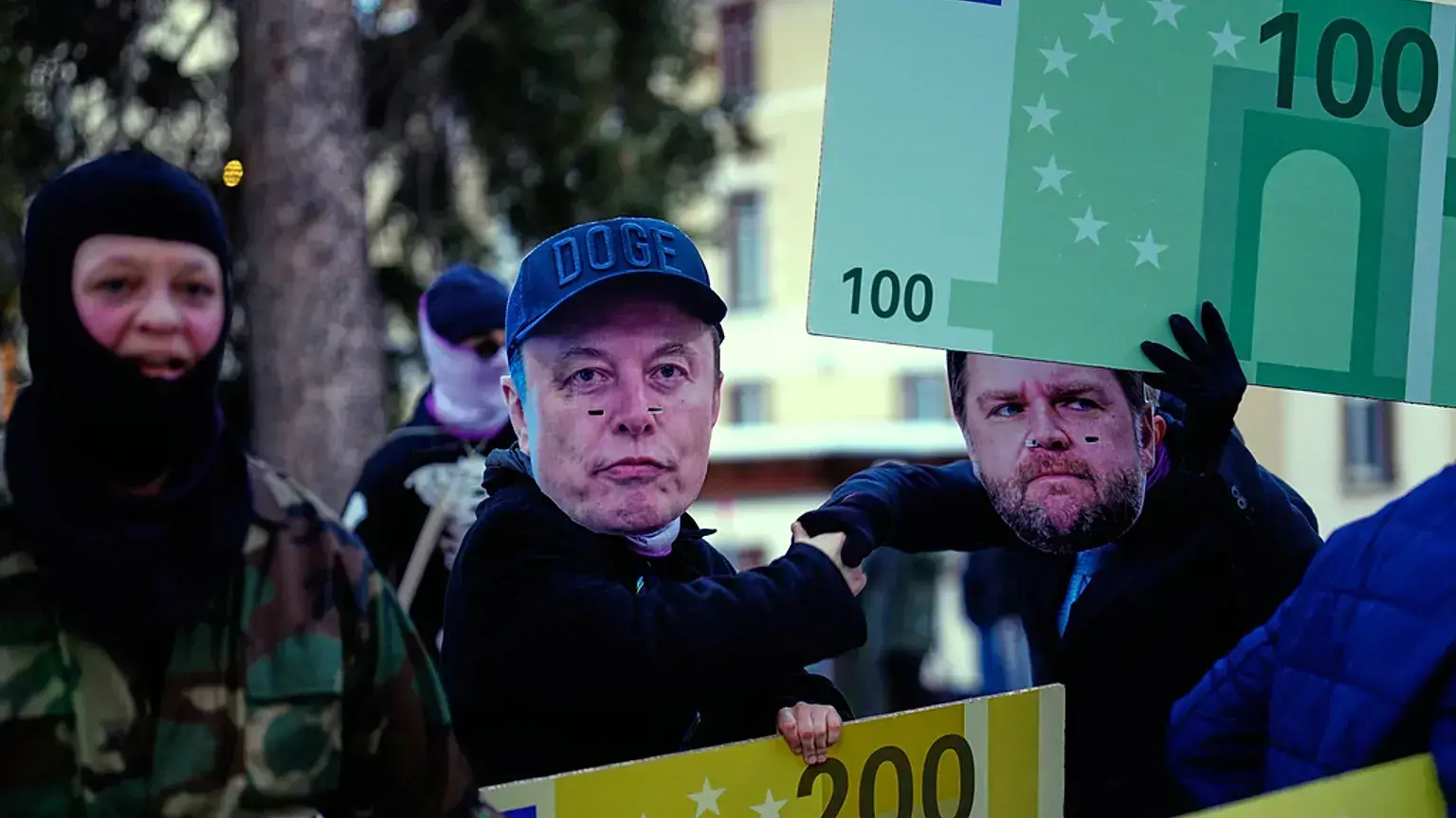 Personas con máscaras de Elon Musk en una manifestación en el Foro Económico Mundial de Suiza.