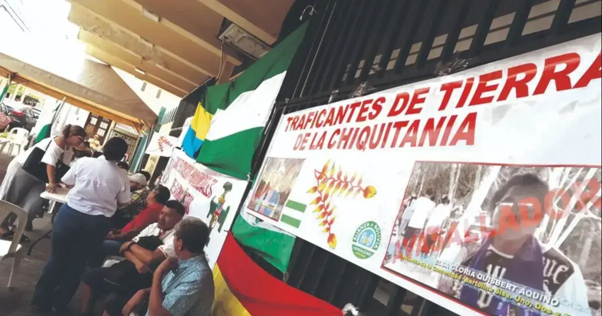 Cívicos provinciales y dirigentes de comunidades de la Chiquitanía en vigilia en el INRA de Santa Cruz.