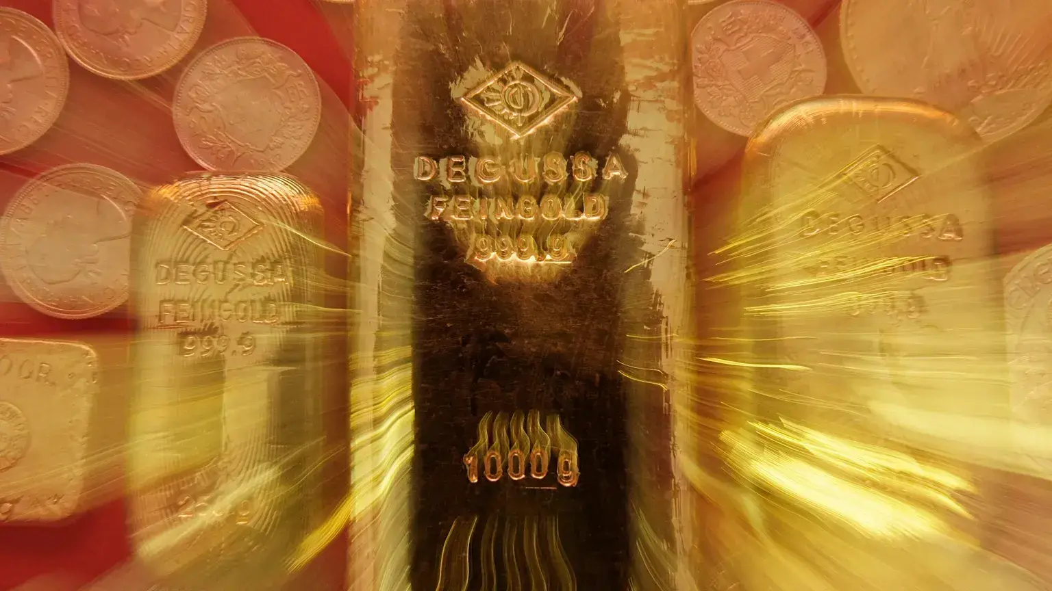 Lingotes de oro y monedas de oro de inversión, en una foto ampliada en la BW-Bank alemana de Stuttgart, Alemania.