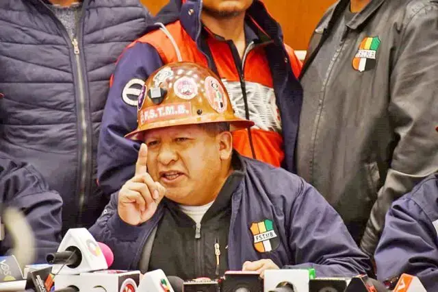 El dirigente minero Andrés Paye durante una conferencia de prensa.