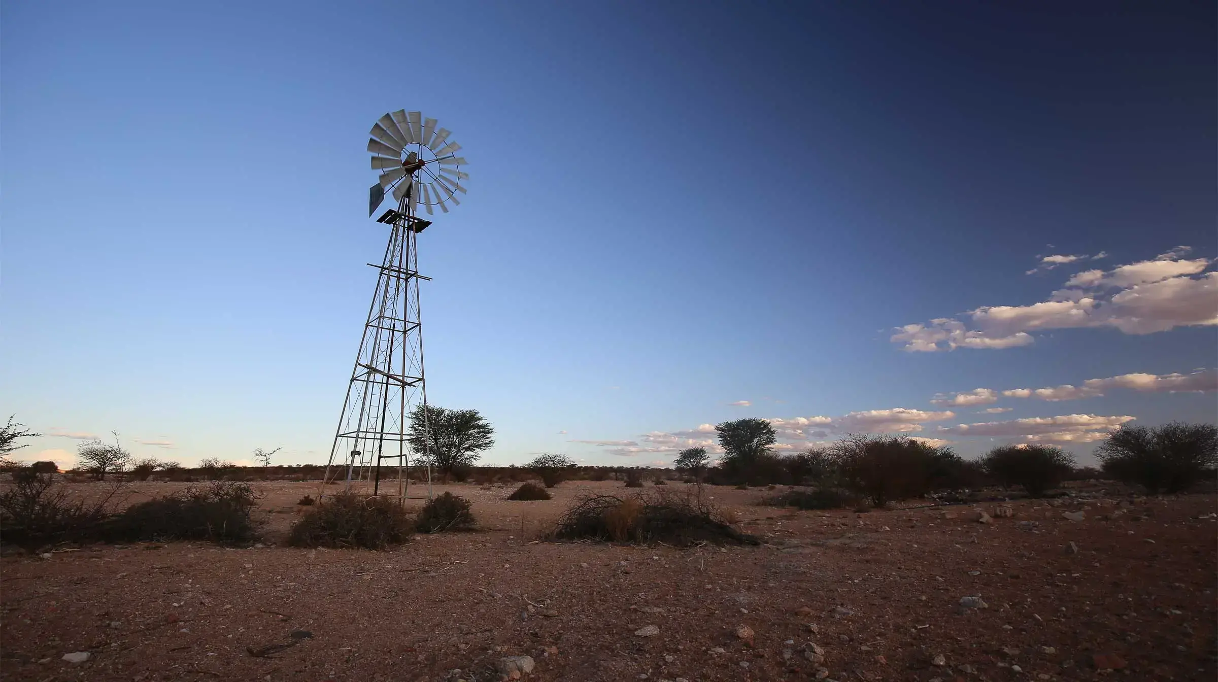 Tierras de cultivo con un molino de viento para extraer agua subterránea en la provincia de Northern Cape, Sudáfrica.