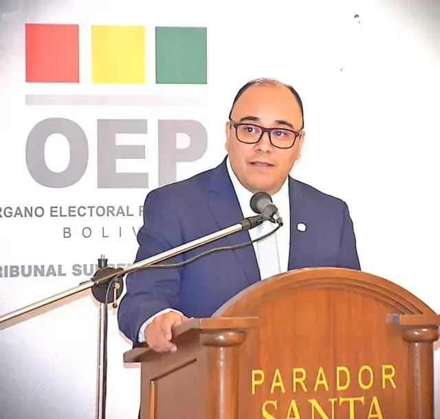 Ávila aclaró que los candidatos inhabilitados ya no pueden registrarse en otro partido.