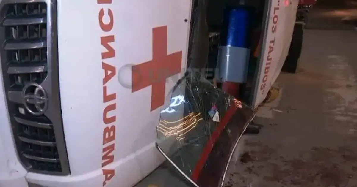 La ambulancia quedó de un costado tras el accidente.