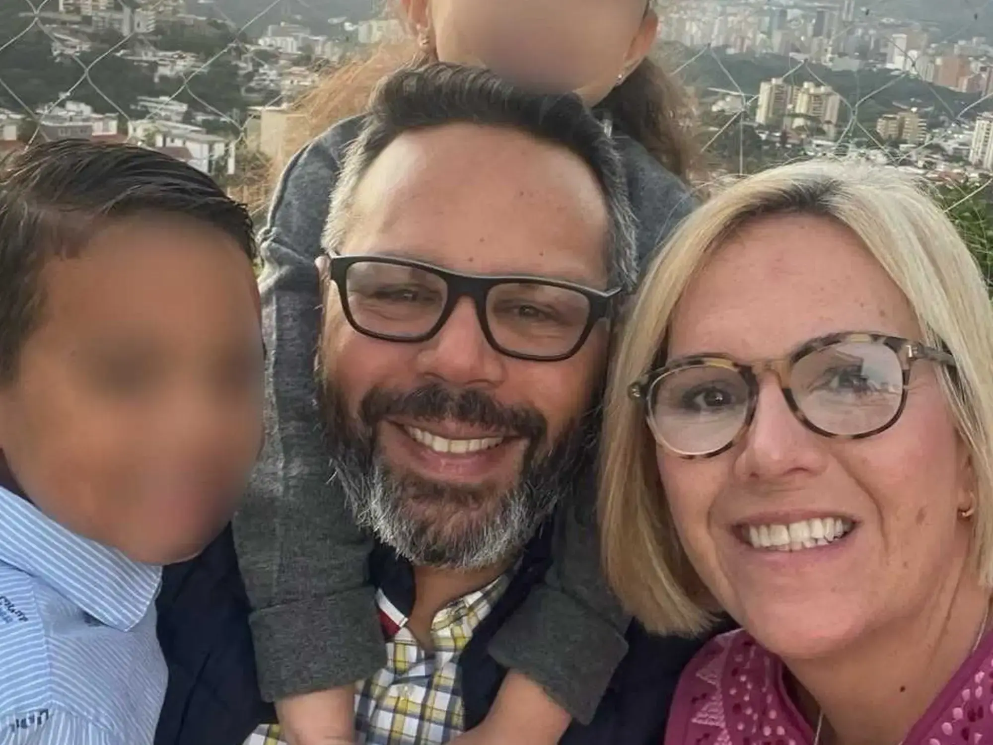 Rafael Tudares, Mariana González y sus hijos.
