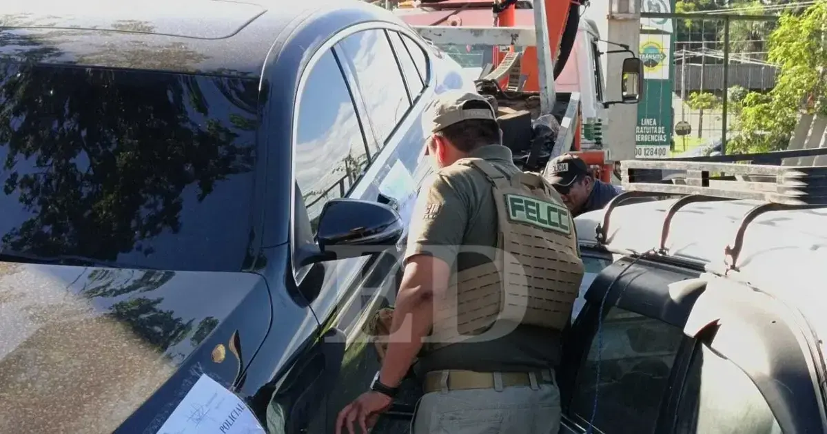 El auto hallado en el Comando Policial de Porongo.