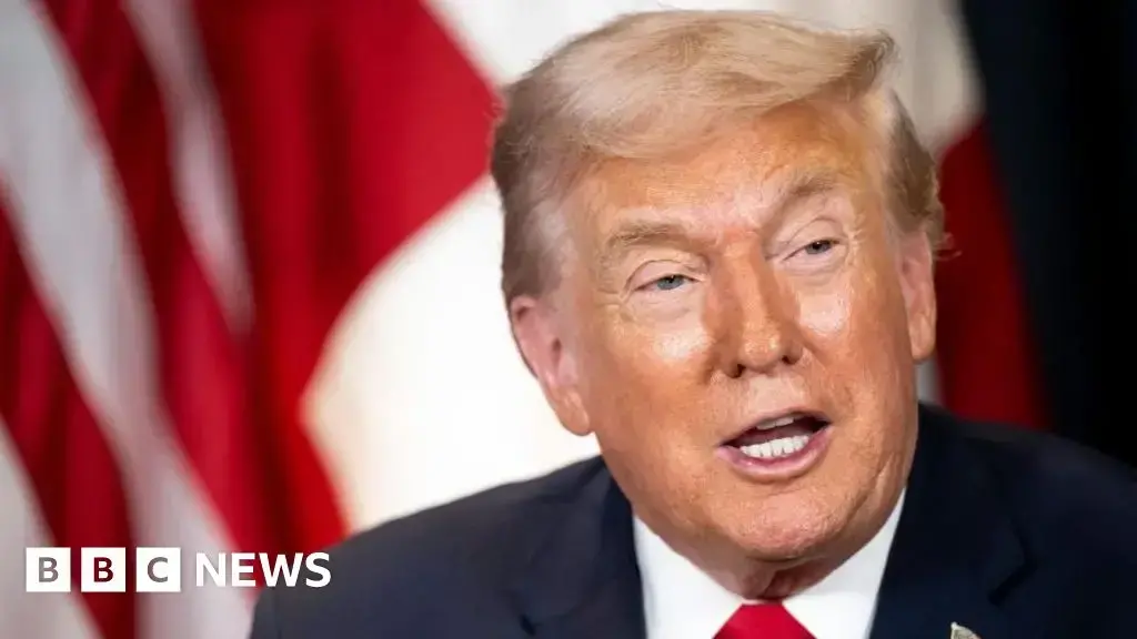Donald Trump habla en un podio.