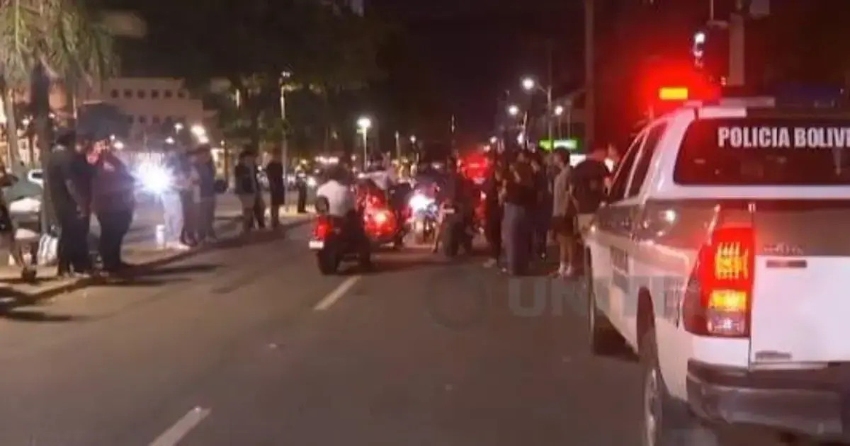 Operativo policial de control vehicial en una avenida.